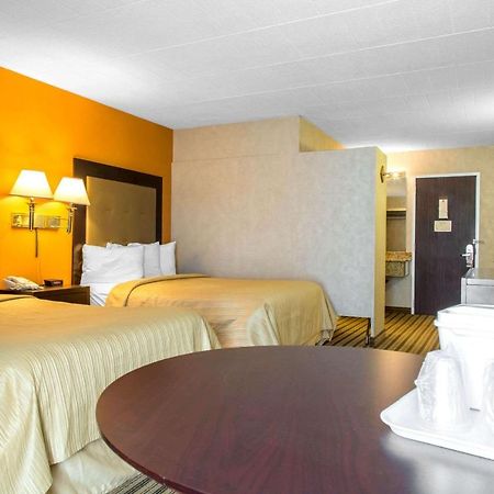 Quality Inn Windsor Locks Extérieur photo