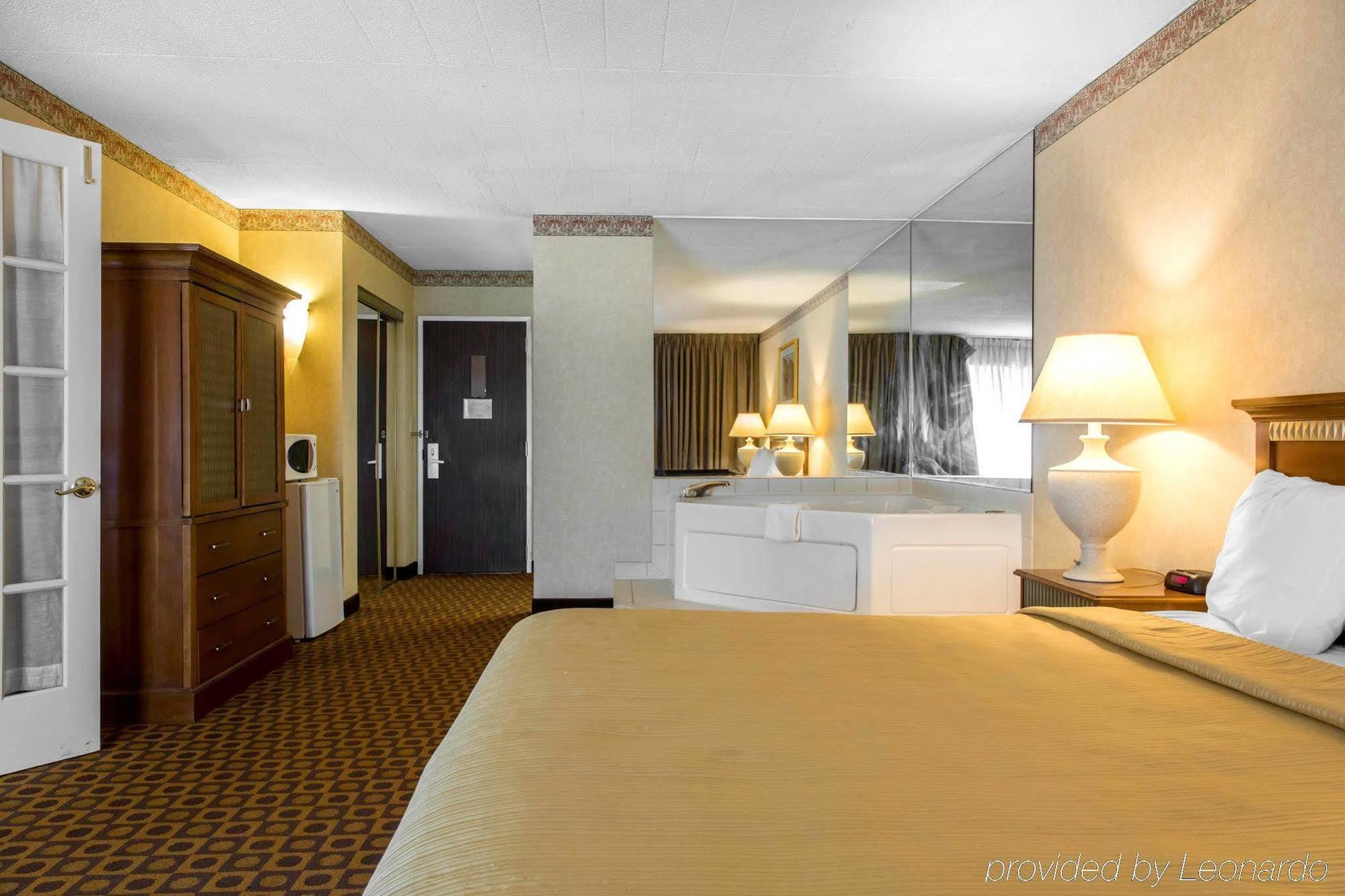 Quality Inn Windsor Locks Extérieur photo