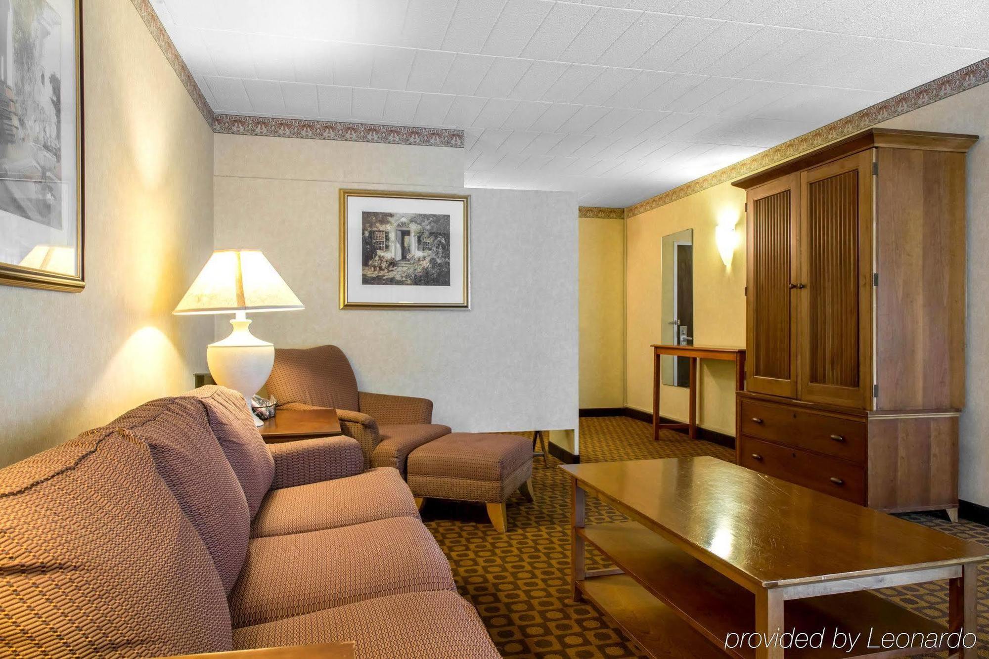 Quality Inn Windsor Locks Extérieur photo